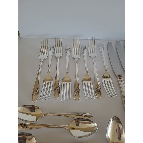 ONEIDA SILVER 34pc -Serves 8 - Queen Bess II Tudor Plated 1946 - Picture 5 of 9